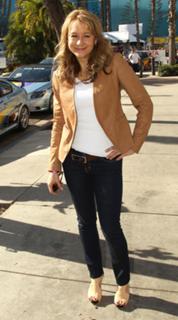 Megyn Price feet photo thumbnail