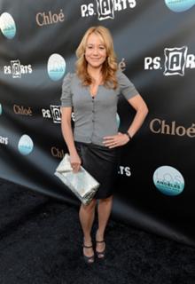 Megyn Price feet photo thumbnail