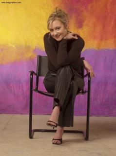 Megyn Price feet photo thumbnail