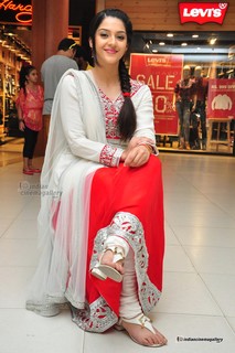 Mehreen Pirzada feet photo 14