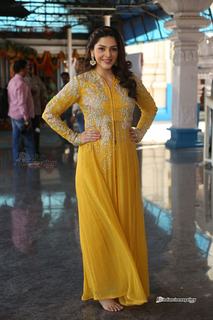 Mehreen Pirzada feet photo 17