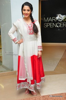 Mehreen Pirzada feet photo 13