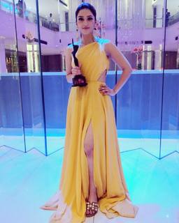 Mehreen Pirzada feet photo 10