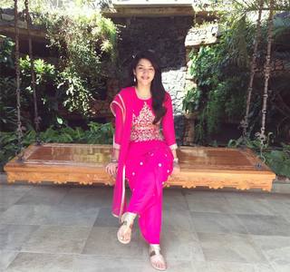 Mehreen Pirzada feet photo 10
