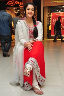 Mehreen Pirzada feet photo 3