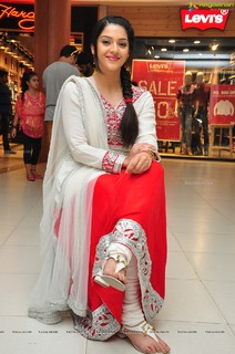Mehreen Pirzada feet photo 2