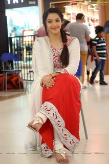 Mehreen Pirzada feet photo 1
