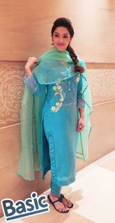 Mehreen Pirzada feet photo 13