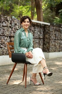 Mehreen Pirzada feet photo 13
