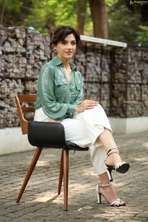 Mehreen Pirzada feet photo 12