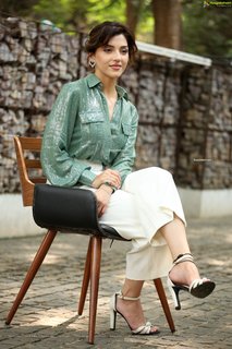 Mehreen Pirzada feet photo 10