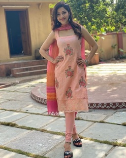 Mehreen Pirzada feet photo 4