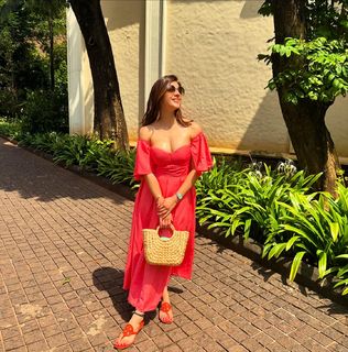 Mehreen Pirzada feet photo 2