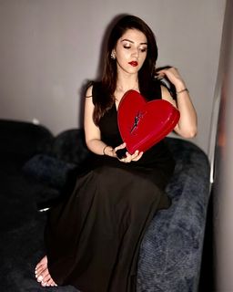 Mehreen Pirzada feet photo 10