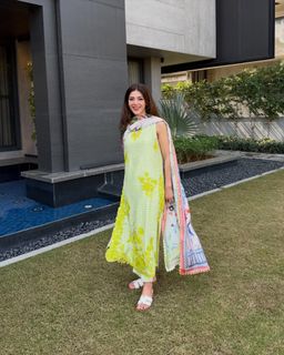 Mehreen Pirzada feet photo 9