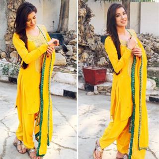 Mehwish Hayat feet photo thumbnail