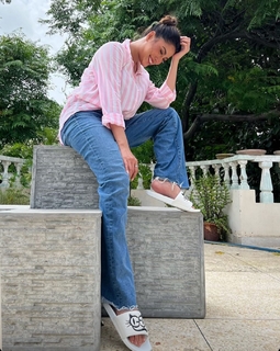 Mehwish Hayat feet photo thumbnail