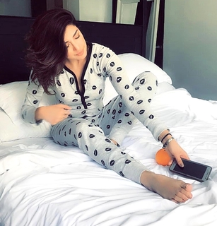 Mehwish Hayat feet photo thumbnail