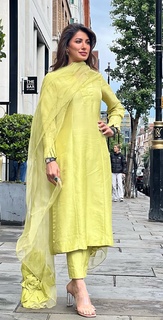 Mehwish Hayat feet photo thumbnail