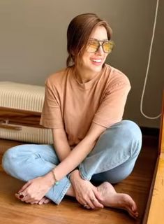 Mehwish Hayat feet photo thumbnail