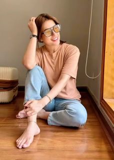 Mehwish Hayat feet photo thumbnail