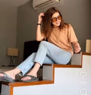 Mehwish Hayat feet photo thumbnail