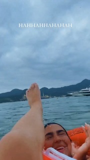 Mel Maia feet photo thumbnail
