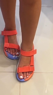 Mel Maia feet photo thumbnail