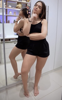 Mel Maia feet photo thumbnail