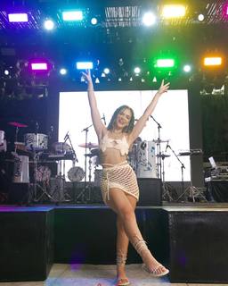 Mel Maia feet photo thumbnail