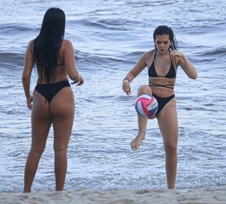 Mel Maia feet photo thumbnail