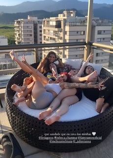 Mel Maia feet photo thumbnail