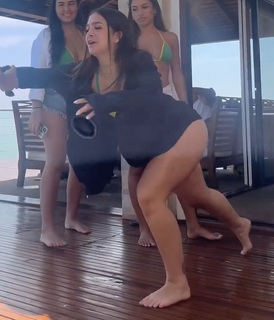 Mel Maia feet photo thumbnail