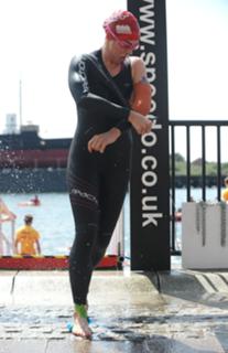 Melanie C feet photo thumbnail