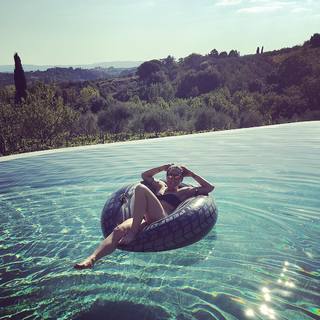 Melanie C feet photo thumbnail