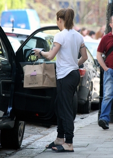 Melanie C feet photo thumbnail