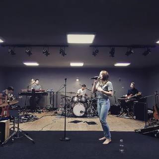 Melanie C feet photo thumbnail
