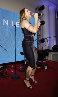 Melanie C feet photo thumbnail