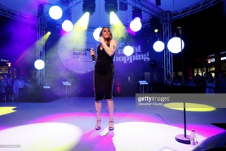 Melanie C feet photo thumbnail