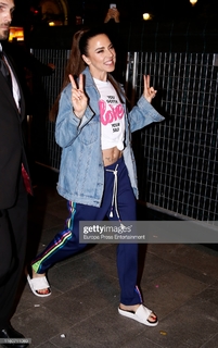 Melanie C feet photo thumbnail