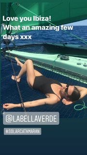 Melanie C feet photo thumbnail