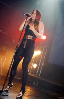 Melanie C feet photo thumbnail