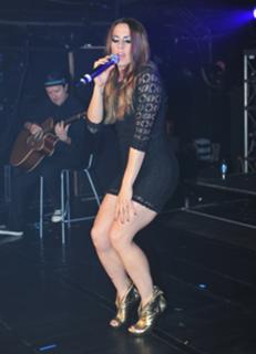 Melanie C feet photo thumbnail