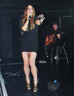 Melanie C feet photo thumbnail