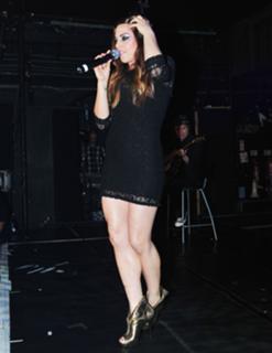 Melanie C feet photo thumbnail