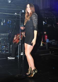 Melanie C feet photo thumbnail