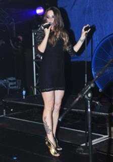 Melanie C feet photo thumbnail