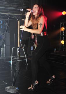 Melanie C feet photo thumbnail