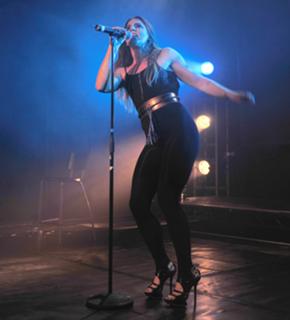 Melanie C feet photo thumbnail