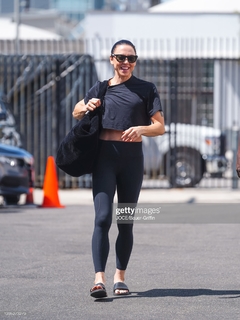 Melanie C feet photo thumbnail